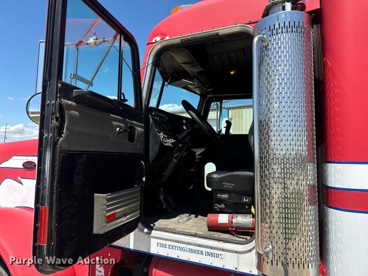 image for item EJ2696 2001 Peterbilt 379 semi truck