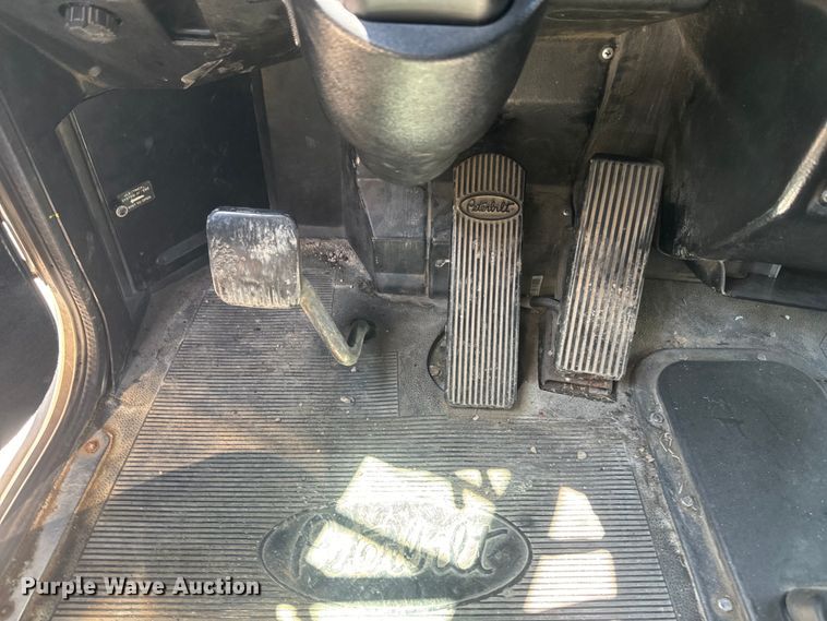 image for item EJ2696 2001 Peterbilt 379 semi truck