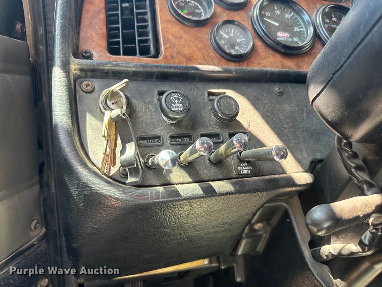 image for item EJ2696 2001 Peterbilt 379 semi truck