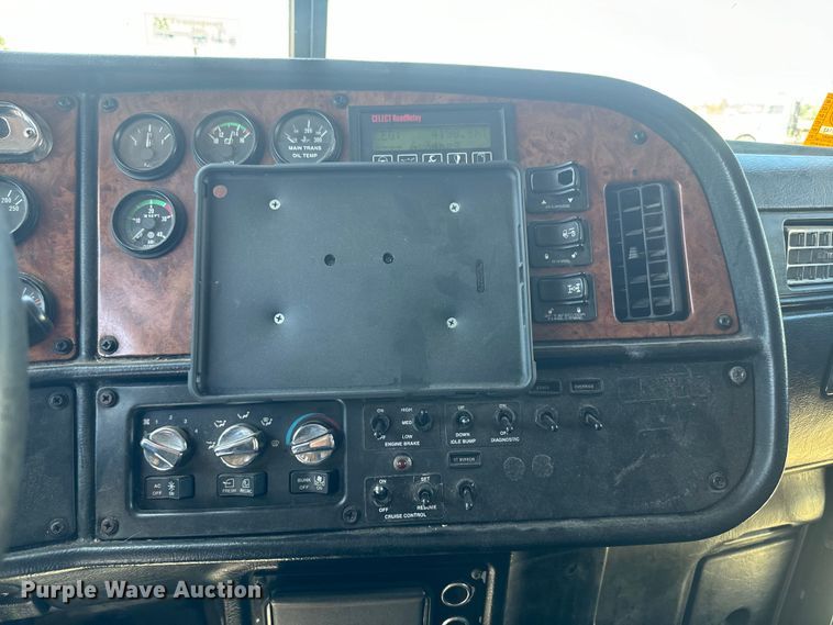 image for item EJ2696 2001 Peterbilt 379 semi truck