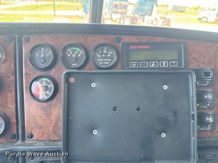 image for item EJ2696 2001 Peterbilt 379 semi truck