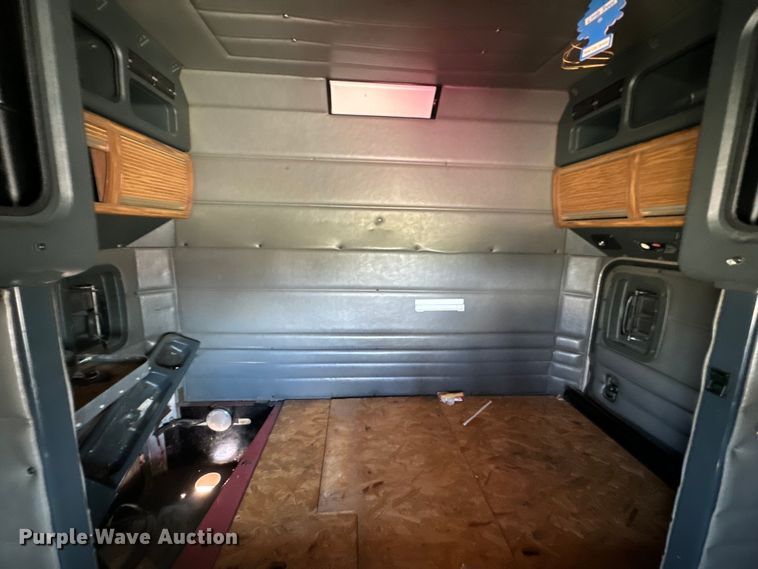 image for item EJ2696 2001 Peterbilt 379 semi truck