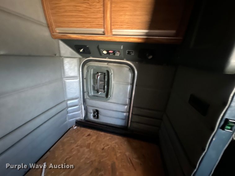 image for item EJ2696 2001 Peterbilt 379 semi truck