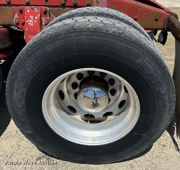 image for item EJ2696 2001 Peterbilt 379 semi truck