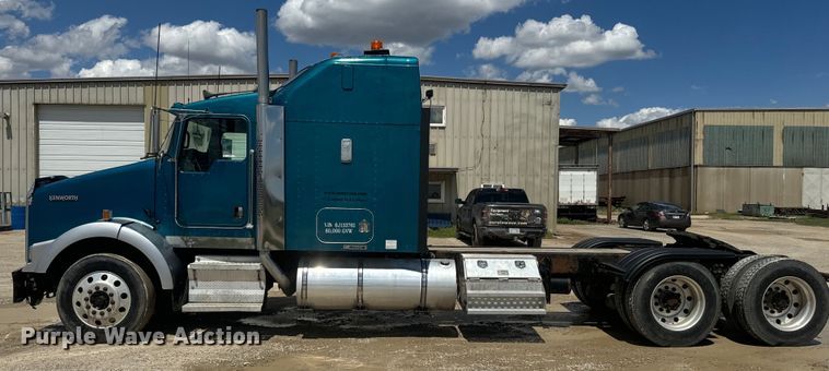 image for item EJ2697 2006 Kenworth T800 semi truck