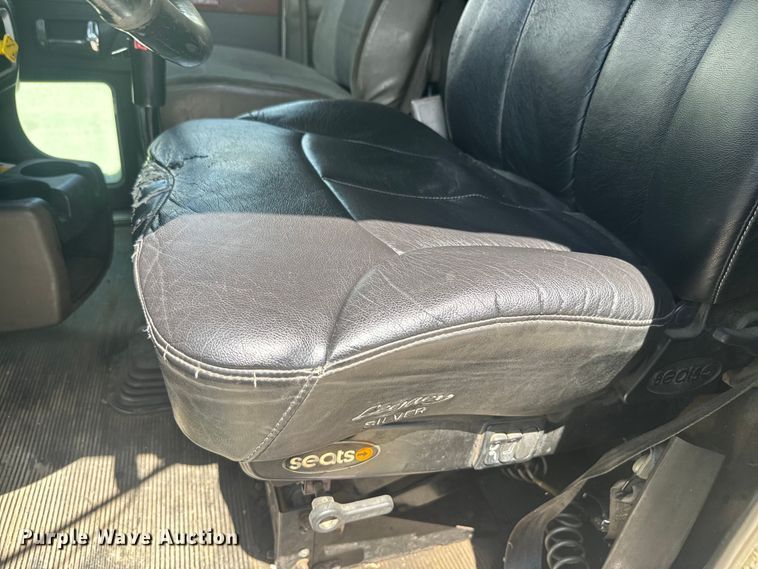 image for item EJ2697 2006 Kenworth T800 semi truck