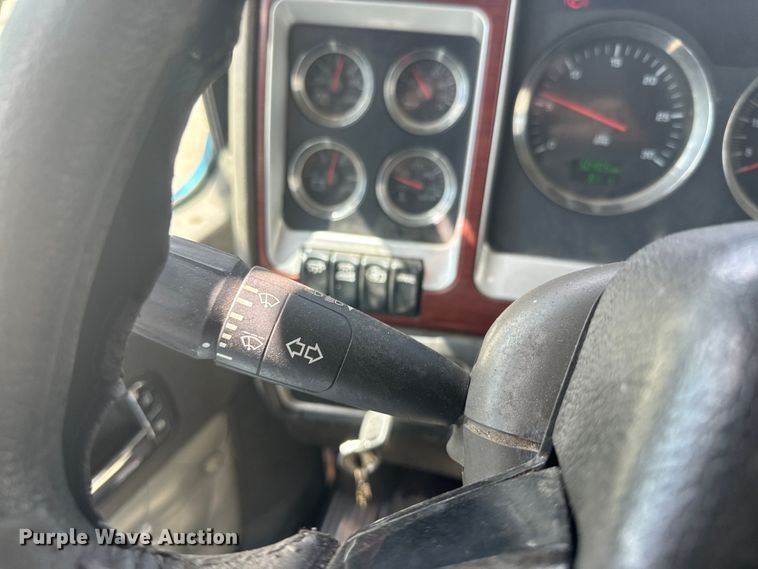 image for item EJ2697 2006 Kenworth T800 semi truck