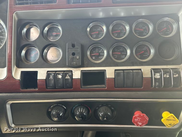 image for item EJ2697 2006 Kenworth T800 semi truck