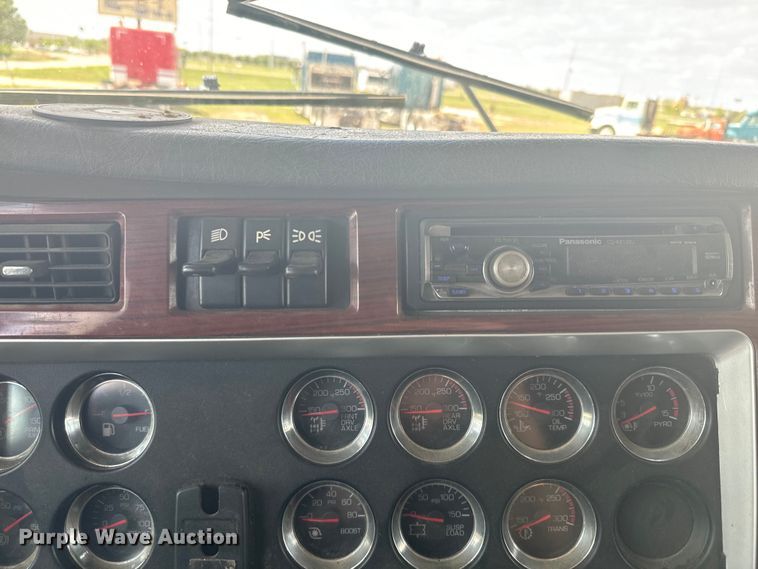 image for item EJ2697 2006 Kenworth T800 semi truck