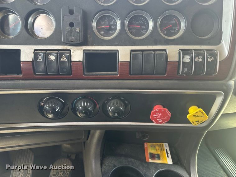 image for item EJ2697 2006 Kenworth T800 semi truck