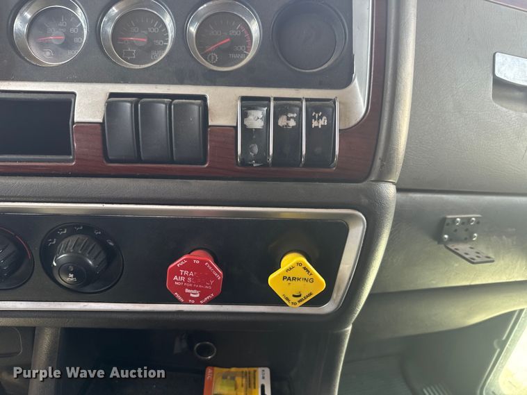 image for item EJ2697 2006 Kenworth T800 semi truck