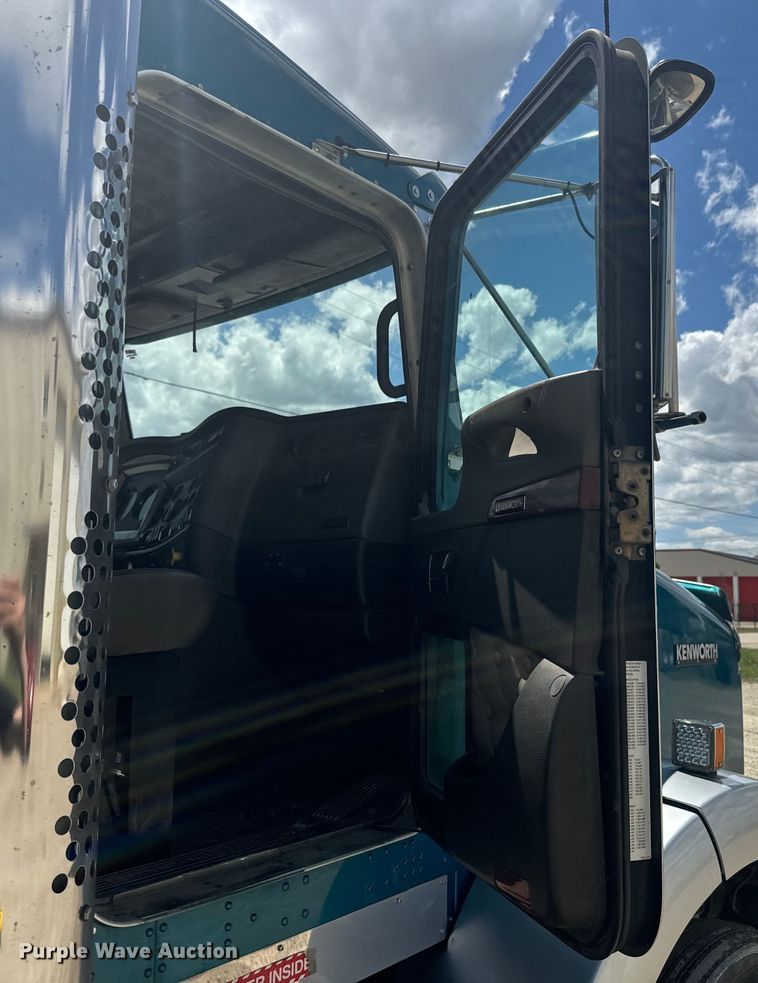 image for item EJ2697 2006 Kenworth T800 semi truck