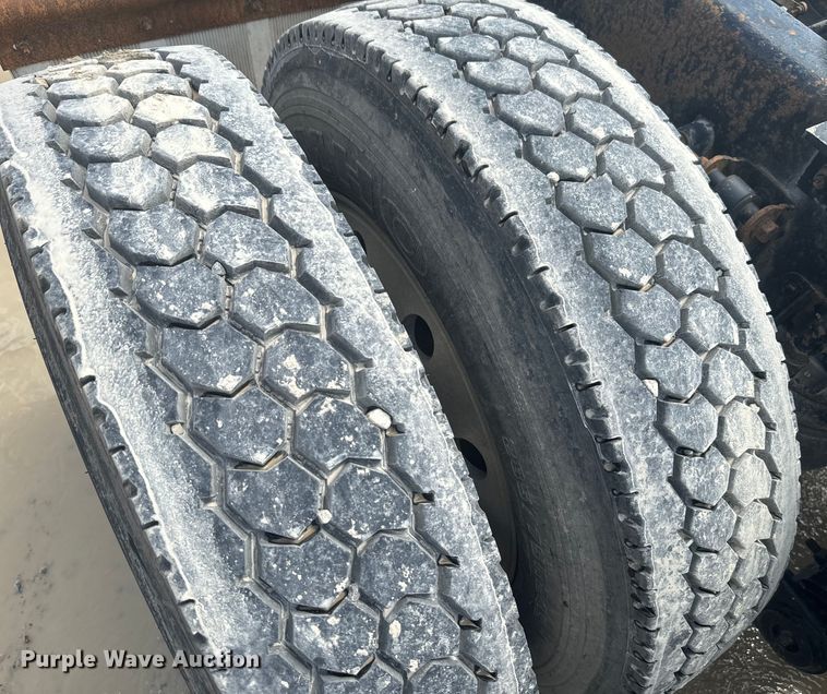 image for item EJ2697 2006 Kenworth T800 semi truck