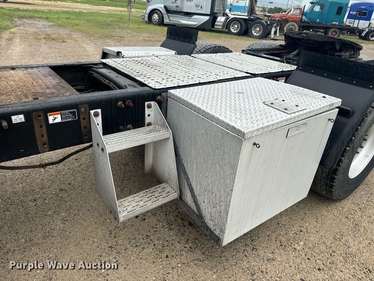 image for item EJ2723 2010 Freightliner Columbia  semi truck