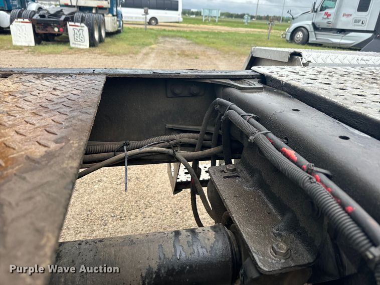 image for item EJ2723 2010 Freightliner Columbia  semi truck