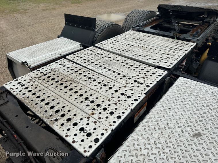 image for item EJ2723 2010 Freightliner Columbia  semi truck