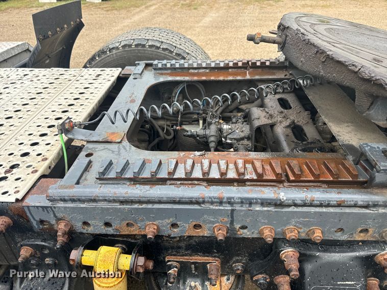 image for item EJ2723 2010 Freightliner Columbia  semi truck