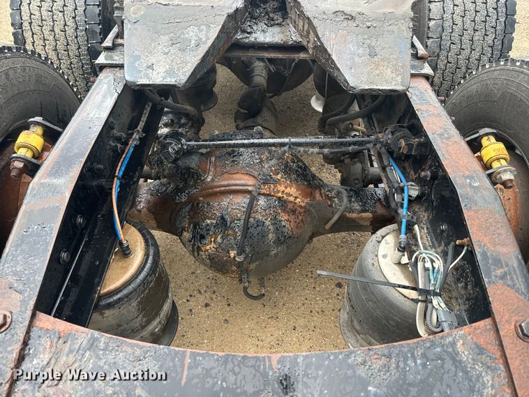 image for item EJ2723 2010 Freightliner Columbia  semi truck