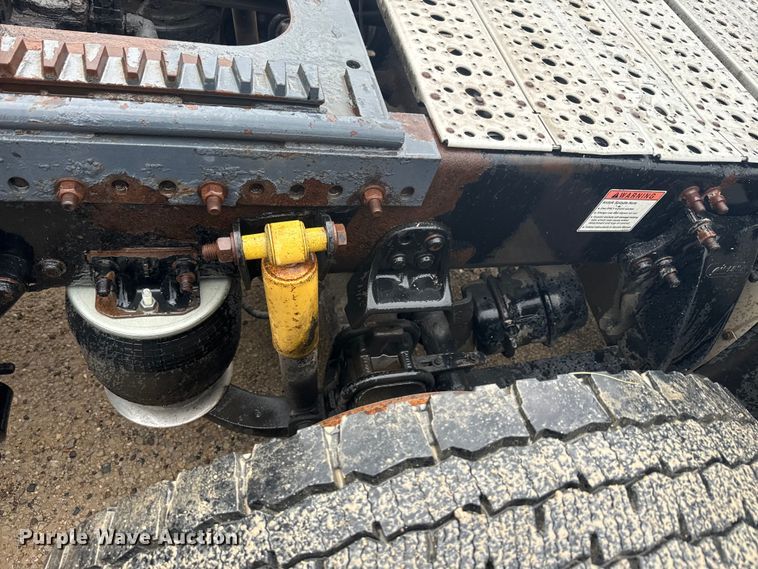 image for item EJ2723 2010 Freightliner Columbia  semi truck