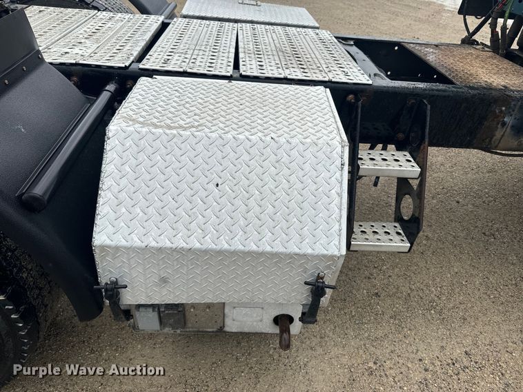 image for item EJ2723 2010 Freightliner Columbia  semi truck