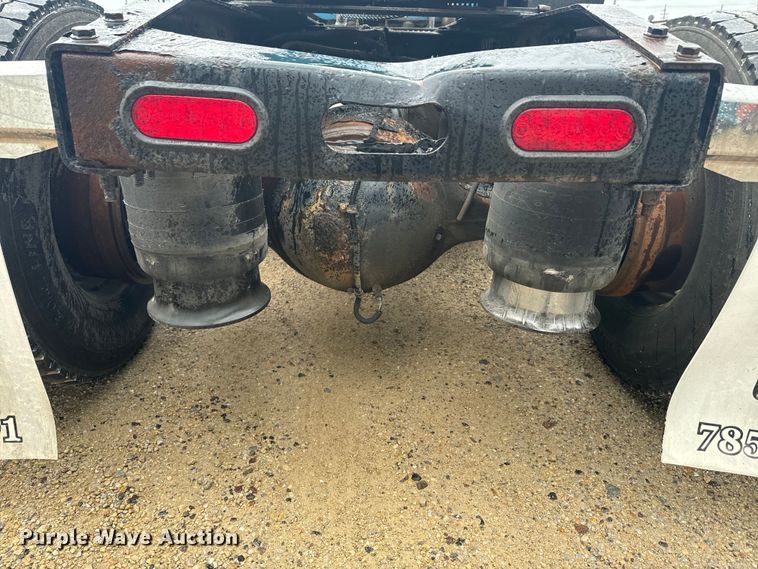 image for item EJ2723 2010 Freightliner Columbia  semi truck