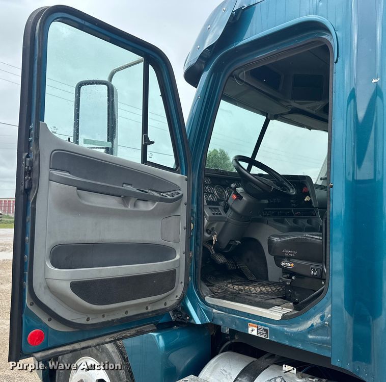 image for item EJ2723 2010 Freightliner Columbia  semi truck