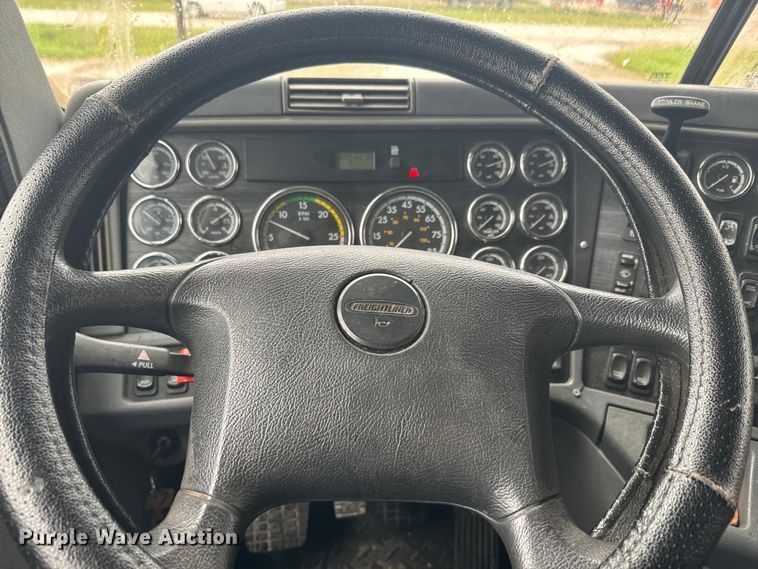 image for item EJ2723 2010 Freightliner Columbia  semi truck