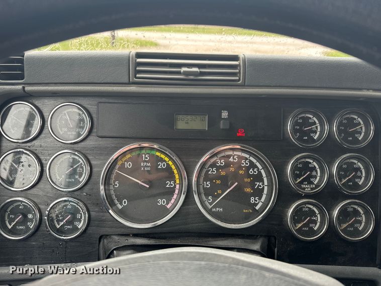 image for item EJ2723 2010 Freightliner Columbia  semi truck