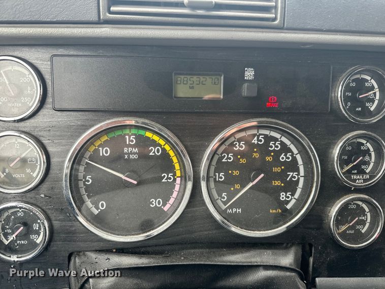 image for item EJ2723 2010 Freightliner Columbia  semi truck