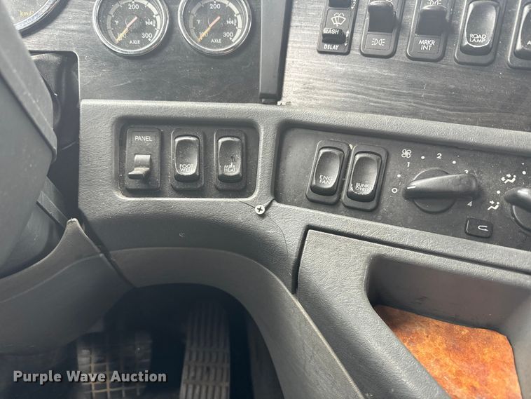 image for item EJ2723 2010 Freightliner Columbia  semi truck