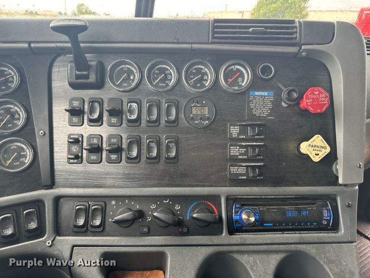 image for item EJ2723 2010 Freightliner Columbia  semi truck