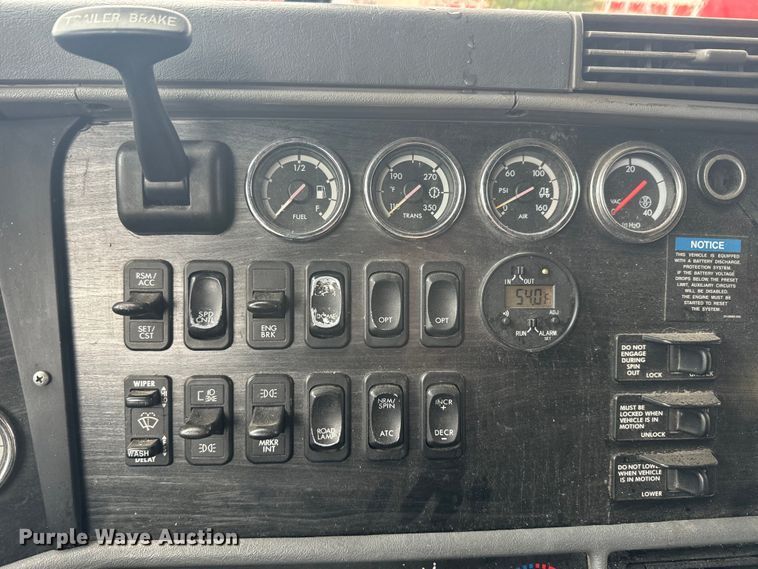 image for item EJ2723 2010 Freightliner Columbia  semi truck