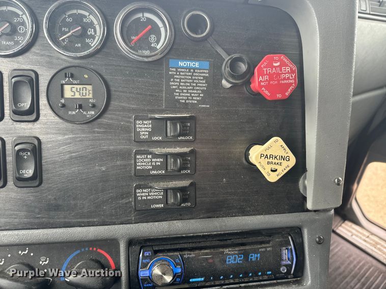 image for item EJ2723 2010 Freightliner Columbia  semi truck