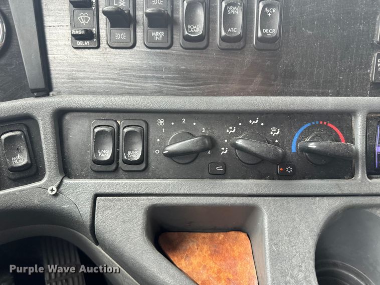 image for item EJ2723 2010 Freightliner Columbia  semi truck