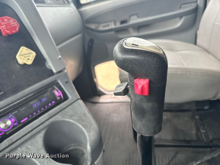 image for item EJ2723 2010 Freightliner Columbia  semi truck