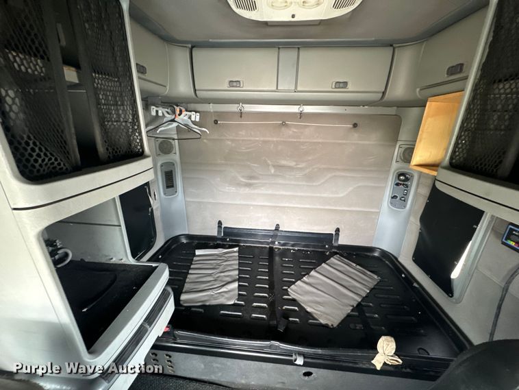 image for item EJ2723 2010 Freightliner Columbia  semi truck