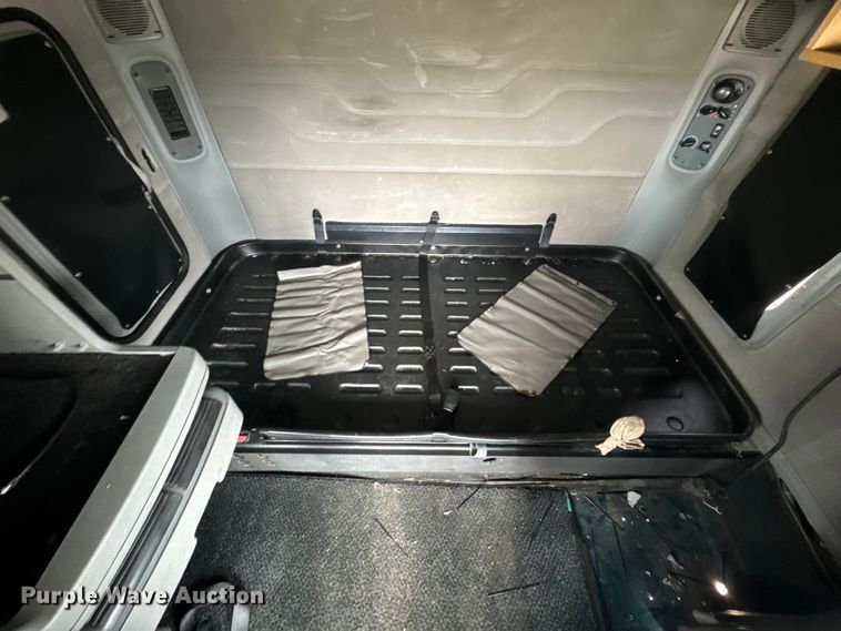 image for item EJ2723 2010 Freightliner Columbia  semi truck