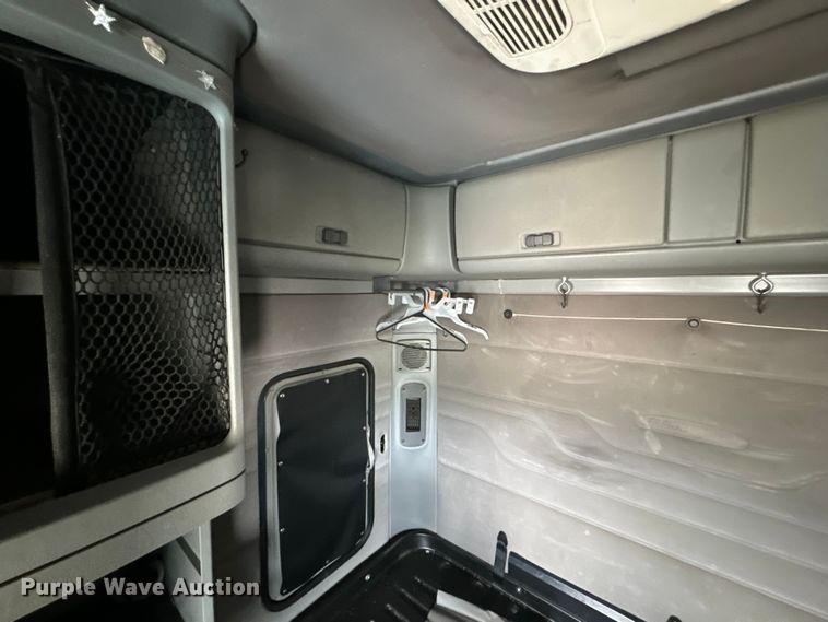 image for item EJ2723 2010 Freightliner Columbia  semi truck