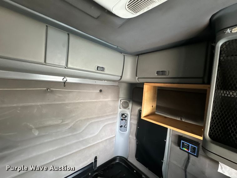 image for item EJ2723 2010 Freightliner Columbia  semi truck