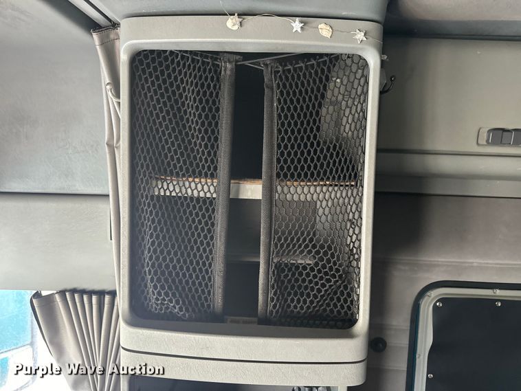 image for item EJ2723 2010 Freightliner Columbia  semi truck