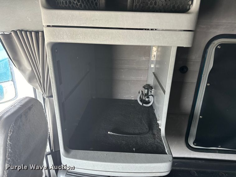 image for item EJ2723 2010 Freightliner Columbia  semi truck