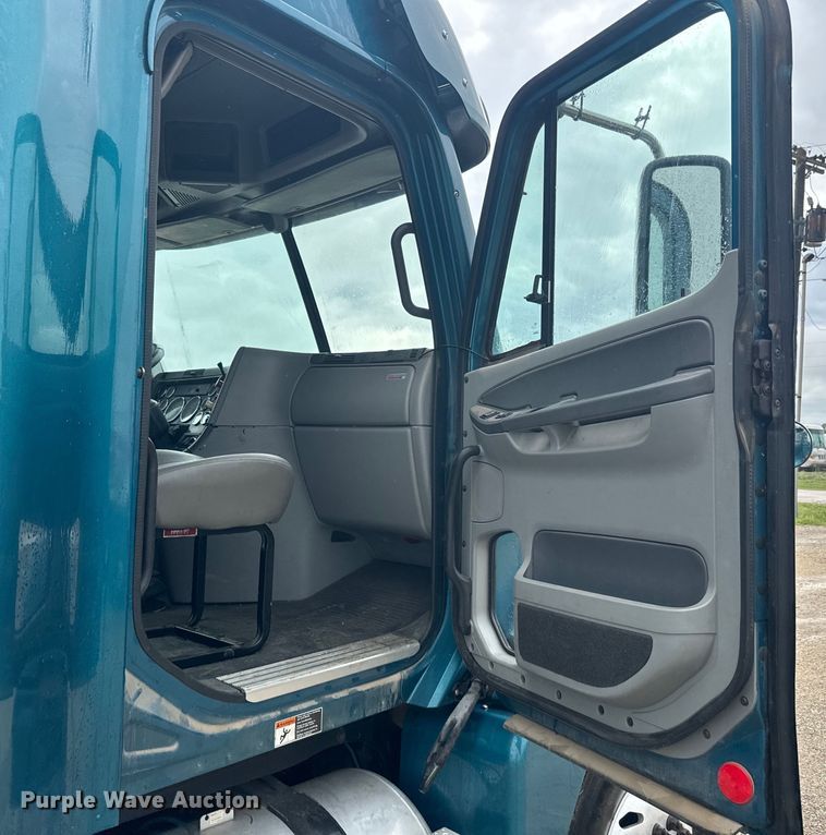 image for item EJ2723 2010 Freightliner Columbia  semi truck