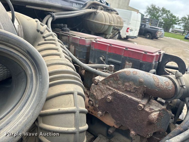 image for item EJ2723 2010 Freightliner Columbia  semi truck