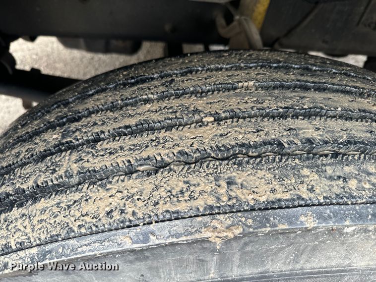 image for item EJ2723 2010 Freightliner Columbia  semi truck