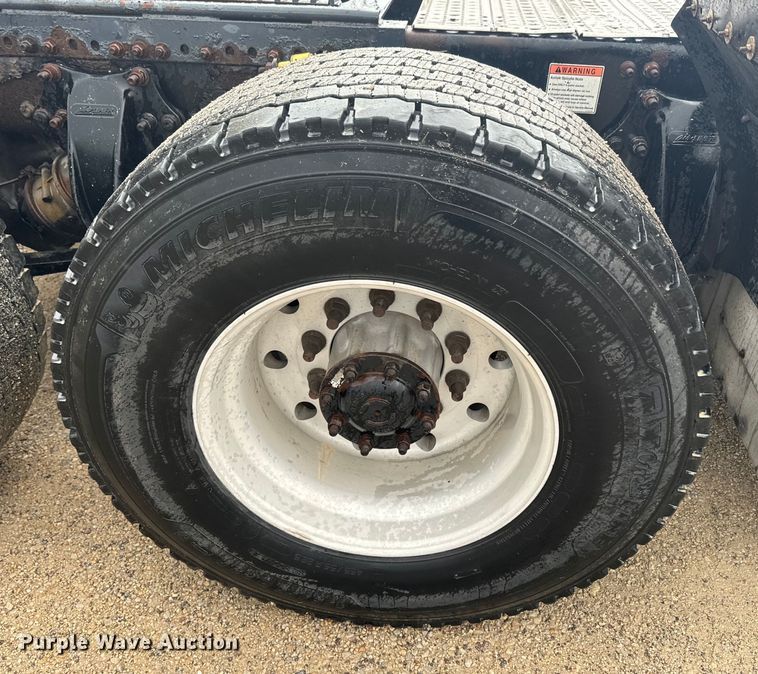 image for item EJ2723 2010 Freightliner Columbia  semi truck