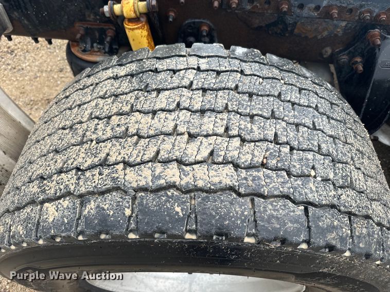 image for item EJ2723 2010 Freightliner Columbia  semi truck