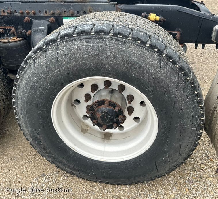 image for item EJ2723 2010 Freightliner Columbia  semi truck