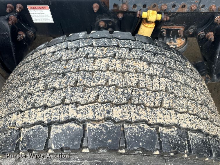 image for item EJ2723 2010 Freightliner Columbia  semi truck