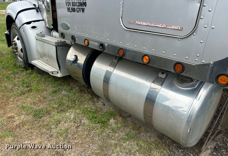 image for item EJ2725 2011 Peterbilt 386 semi truck