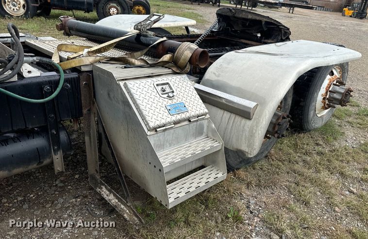 image for item EJ2725 2011 Peterbilt 386 semi truck